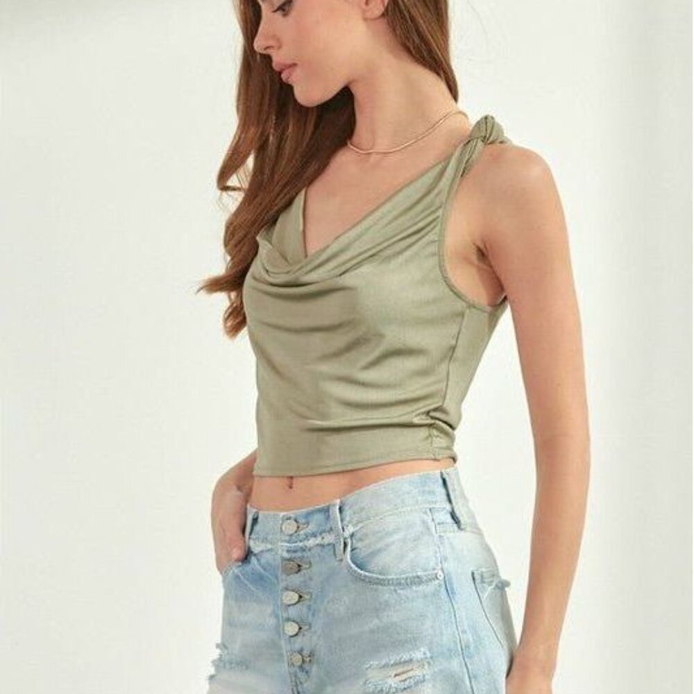 Light Wash Exposed Button Short